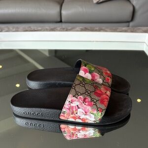 Gucci Women's Black Sandals with Pink and Green Floral Design